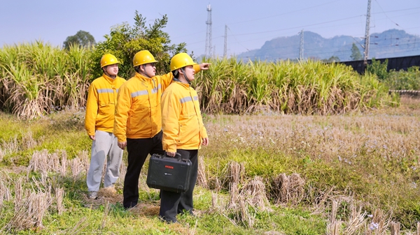 職工在湘桂鐵路平塘站巡視線路。蔡星宏攝