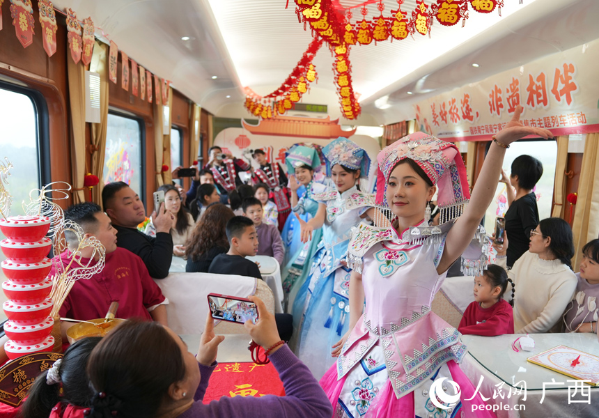 列車工作人員在Z6次列車上表演《美麗中國》。