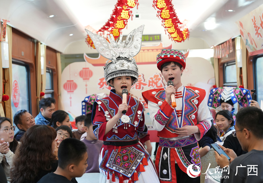 列車工作人員在Z6次列車上演唱山歌《隻有山歌敬親人》。