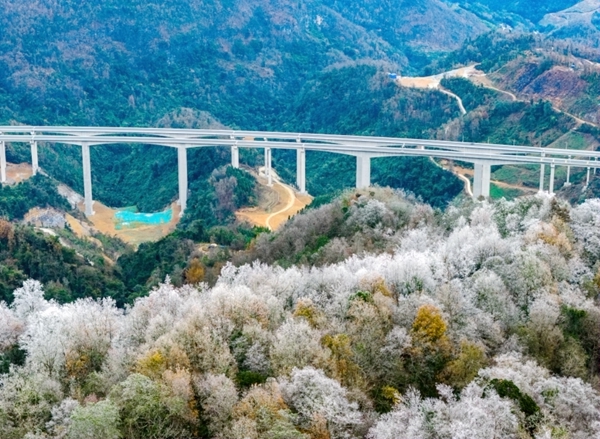 高速公路沿线风光。