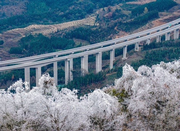 高速公路沿线风光。
