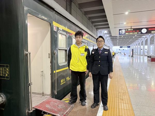 骆明珠带实习生立岗。黎嘉华摄