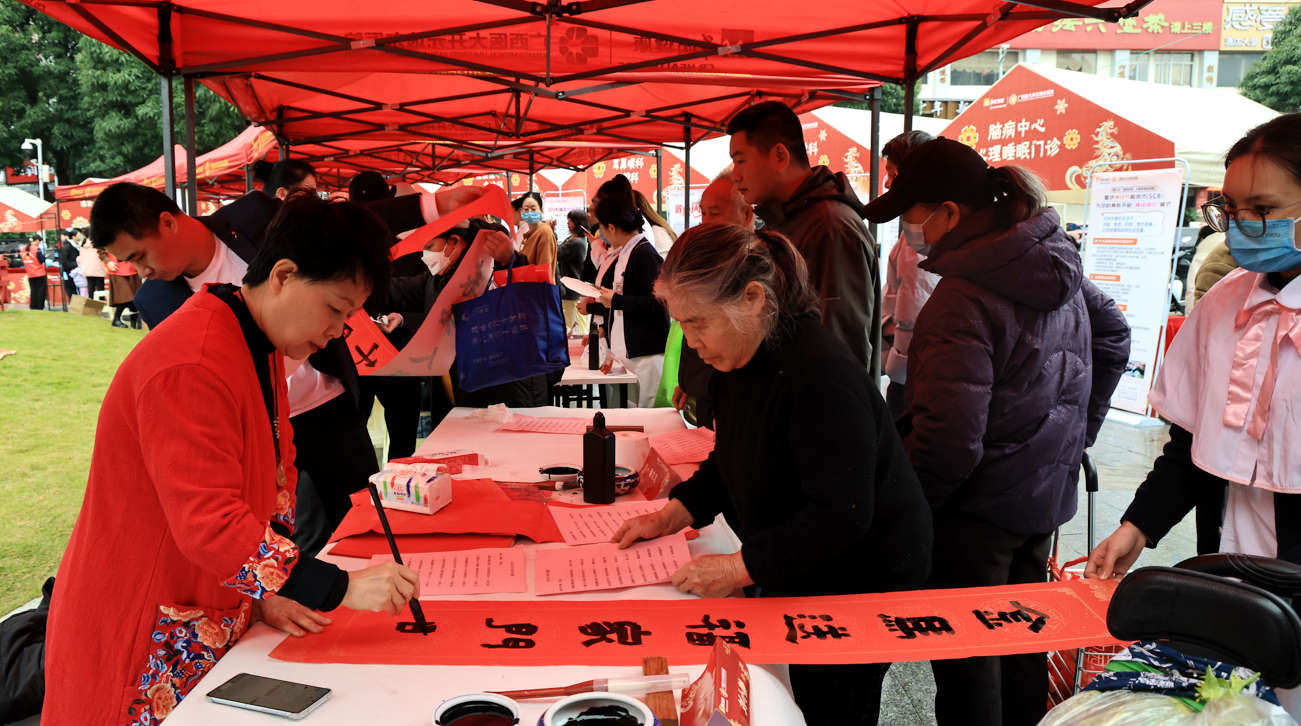 書法家現場寫春聯。李輝攝