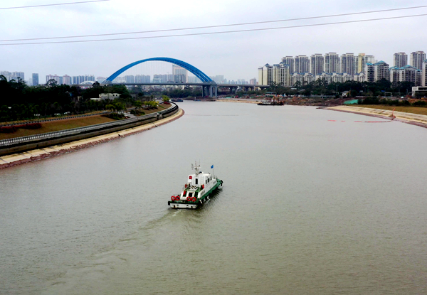 海巡10281执法艇沿着钦州城区段水上巡航。钦州海事局供图