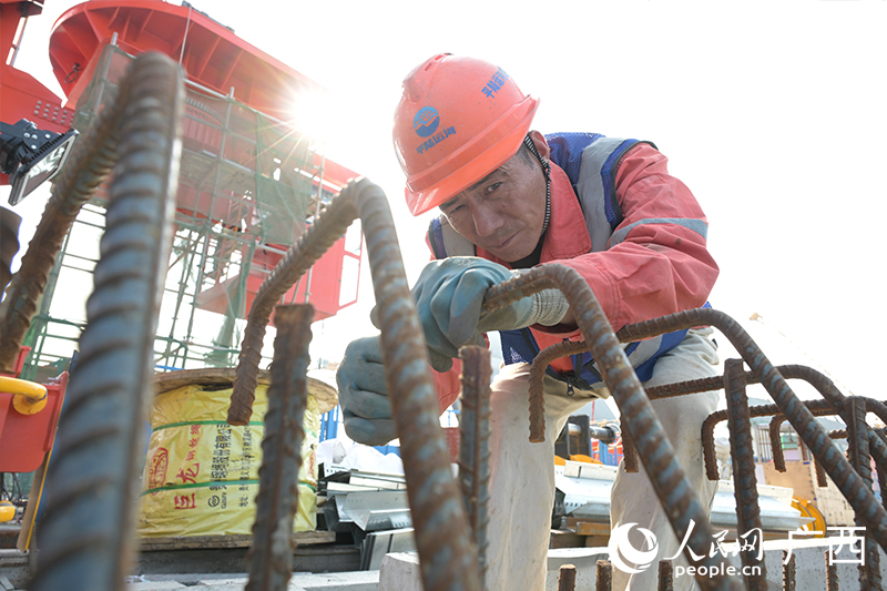 鋼筋工李華峰在施工現場。人民網記者 雷琦竣攝