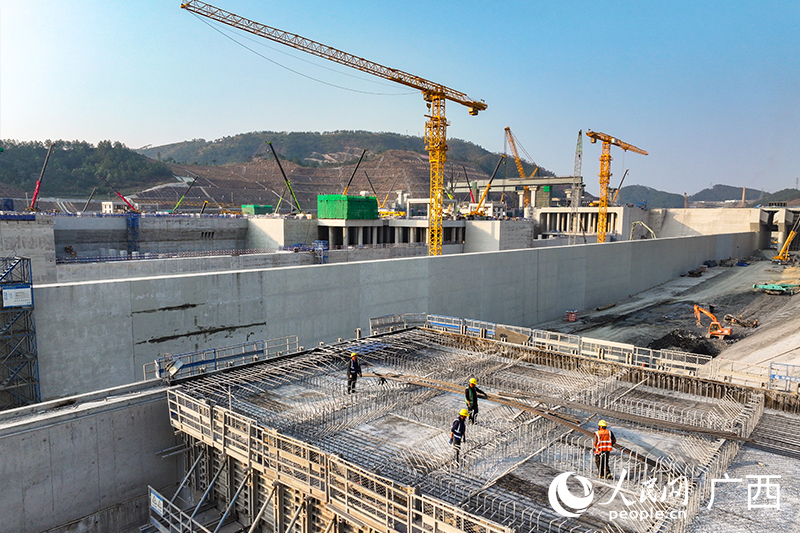 工人們在鋪設鋼筋。人民網記者 雷琦竣攝