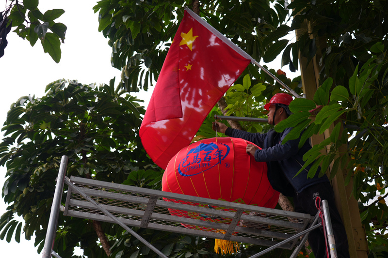 工人悬挂红灯笼。