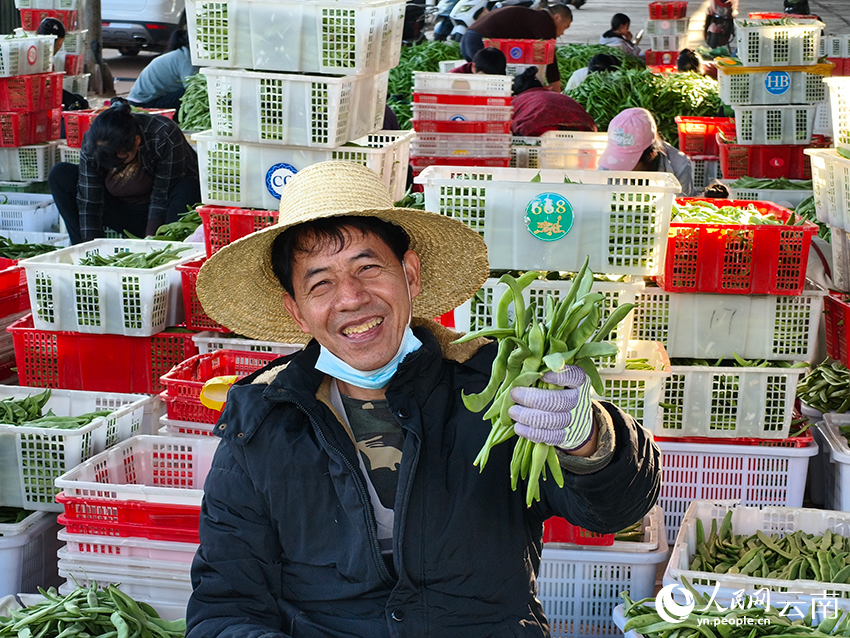 春节发货忙，工人笑开颜。罗贵元摄