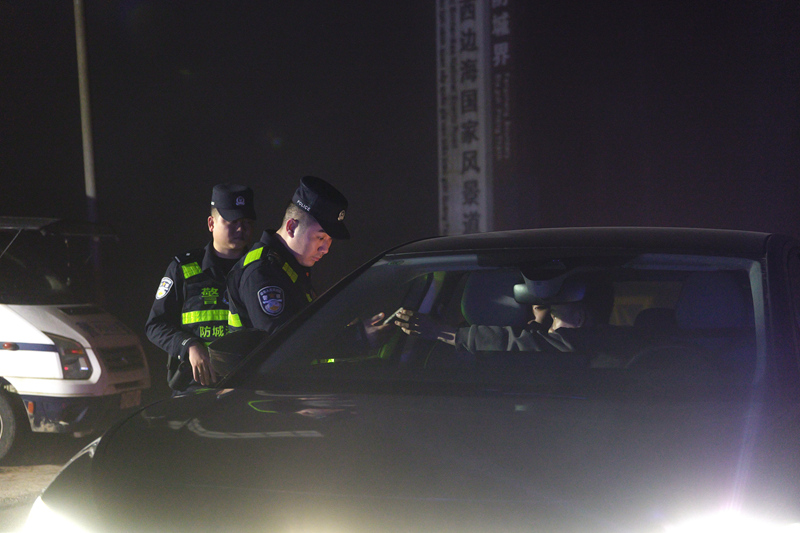 姚志冰(左一)與同事在北風口執勤點對過往車輛、人員開展查驗。李賦嘉攝