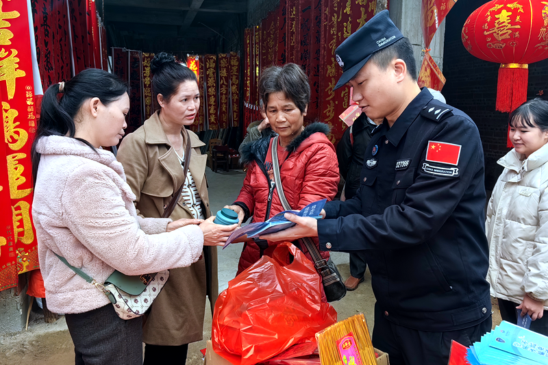 劉好逑在集市上開展普法宣傳。李世傳攝