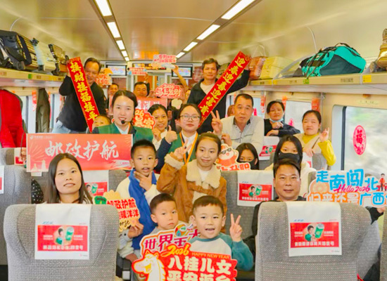 充满年味与乡情的车厢。林永摄