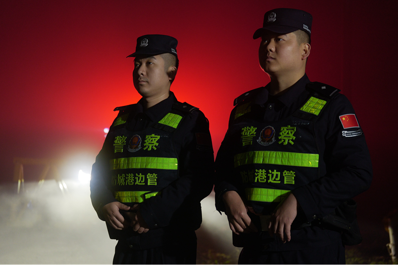 姚志冰(右一)與同事在北風口執勤點開展值守。李賦嘉攝