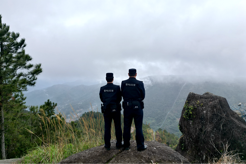 峒中邊境派出所民警們在查看邊境一線情況。李賦嘉攝