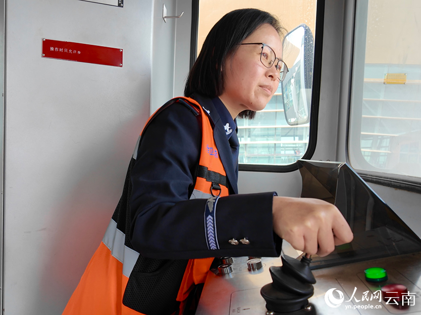 陈莹正在操控廊桥与飞机舱门精准对接。