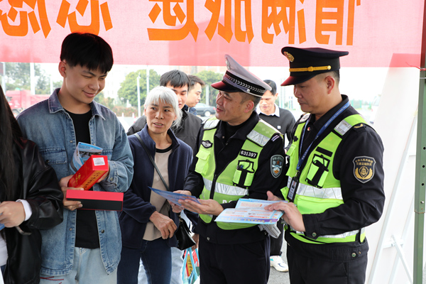 民警对司乘人员进行安全提示。杨家懿摄