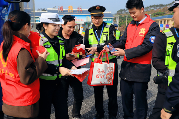 为司乘人员送礼。孙如滨摄