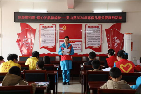 工作人员开展交通安全宣讲。张怡琦摄