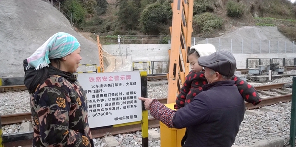 王庆财向村民普及电动栅栏门相关知识。