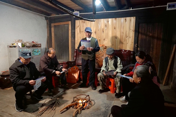 王庆财协助车站开展护路宣传。