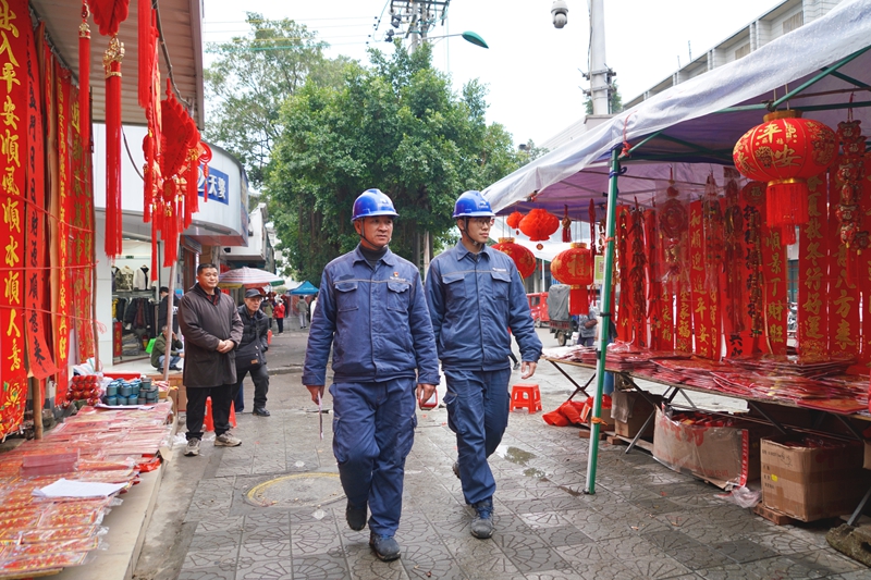 柳州柳城供电局工作人员到年货集市进行用电安全巡查。蒙玉彬摄