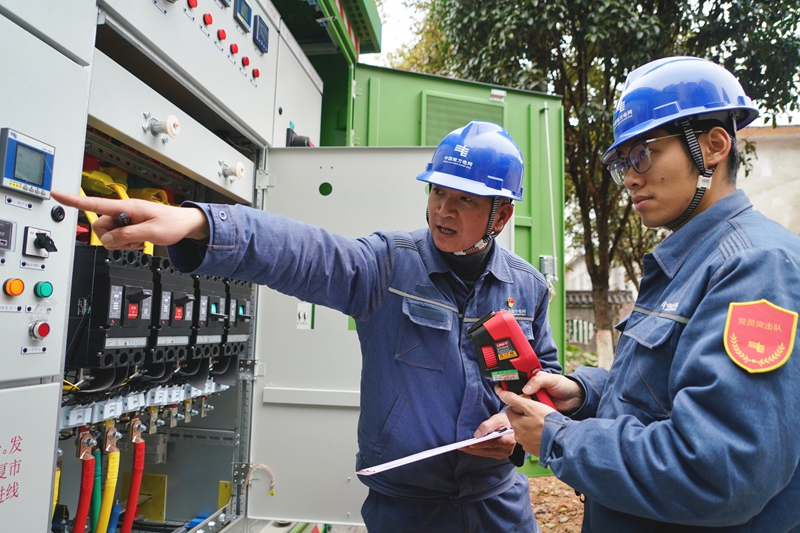 柳州柳城供电局工作人员对春节重要保供电设备进行负荷检查。蒙玉彬摄