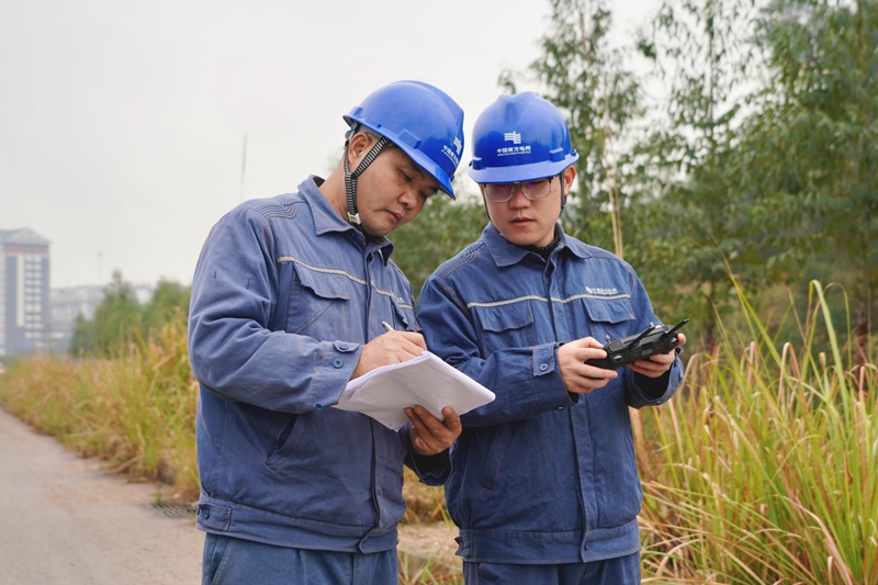 柳州柳城供电局工作人员仔细记录无人机巡视线路数据。蒙玉彬摄