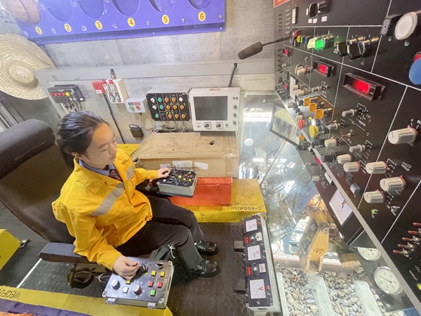 女子大機組成員正在大機1號位上進行踩鎬作業。李勇攝