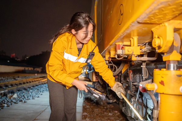 副司機正在做環車檢測。李勇攝