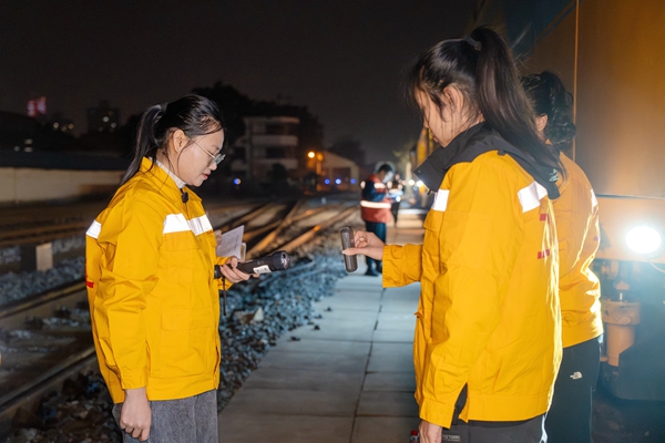 作業前，她們需要做酒精測試。李勇攝