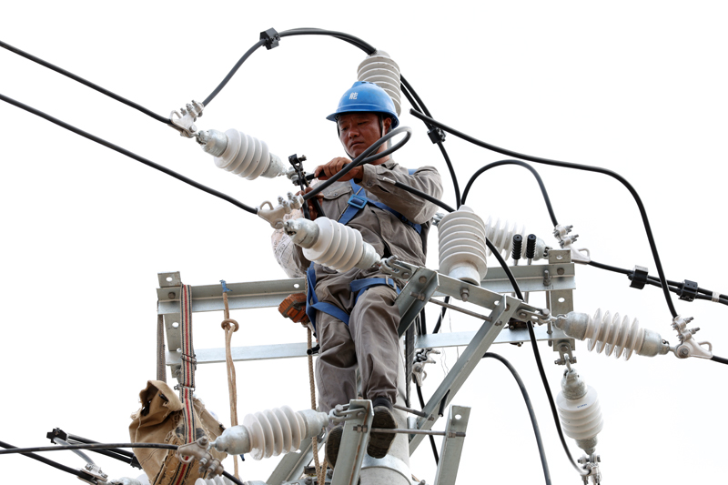电力工人在改造容县渭龙线。张桐千摄
