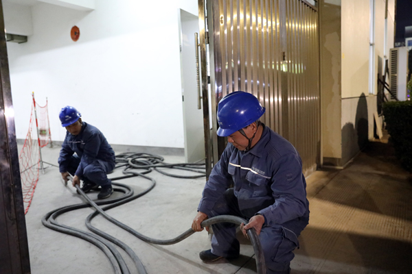 保电人员对供电线路、关键设备等开展不间断巡视排查。梁涵摄