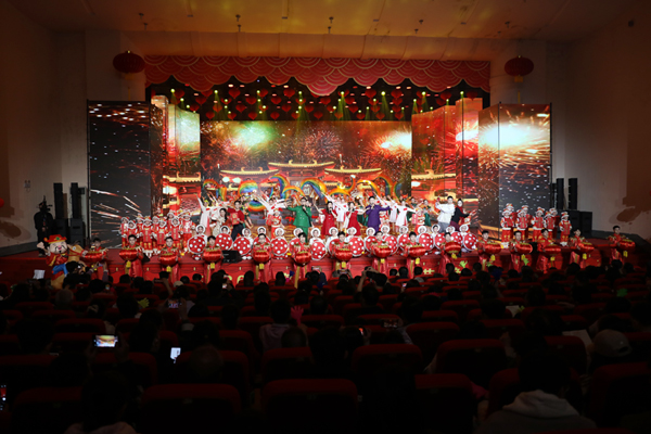 容县供电公司保电团队护航2026年容县迎春文艺晚会。梁涵摄