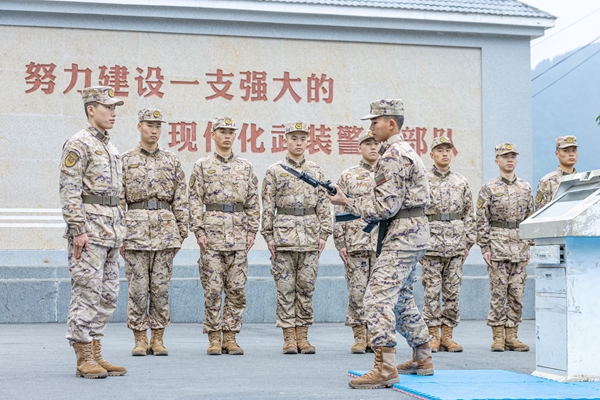 新兵进行快速装卸刺刀训练。唐明洋摄