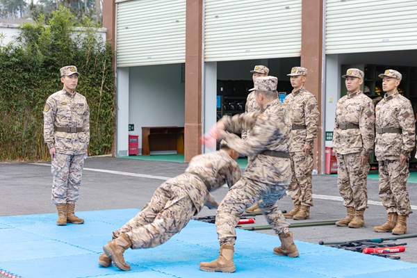 新兵进行哨兵反袭击训练。唐明洋摄