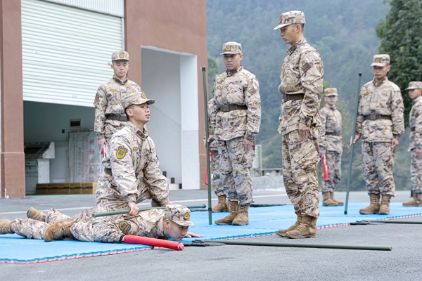 带兵班长为新兵示范教学。唐明洋摄