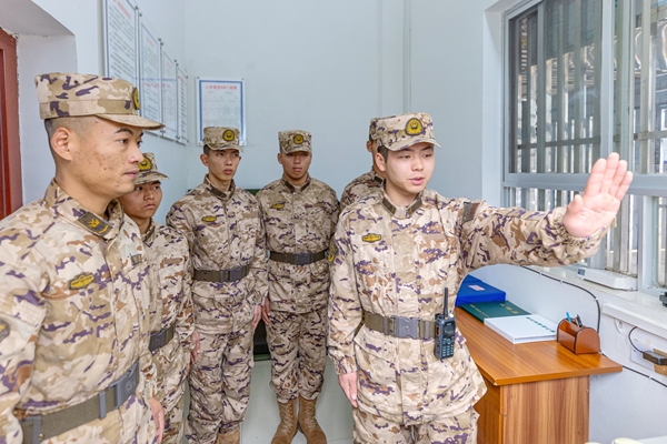 新兵进行情况处置训练。唐明洋摄