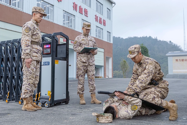 阶段性训练后对新兵进行考核。唐明洋摄