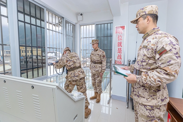 阶段性训练后对新兵进行考核。唐明洋摄