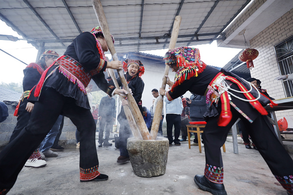 瑶族阿姐们用力挥舞棒槌