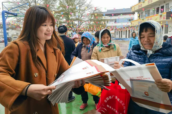 西乡塘区教育局前往那坛村开展学生资助政策解读。
