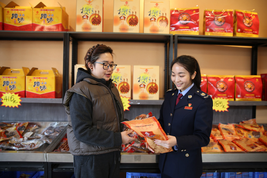 永福县税务局青年干部在桂林永福香盈八方食品有限公司实地走访，了解公司经营情况、产品销售情况，并讲解适用税收优惠政策。蒙玉秀摄