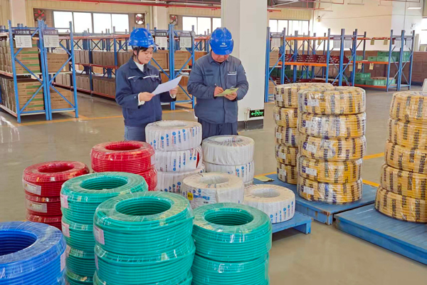 仓管员开展物资盘点工作。李洁丽摄