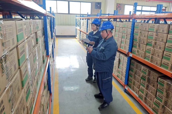 仓管员开展物资盘点工作。李洁丽摄