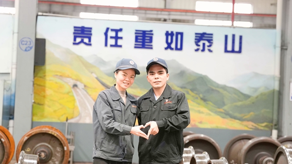 李業和黎天晴合影。覃園介攝