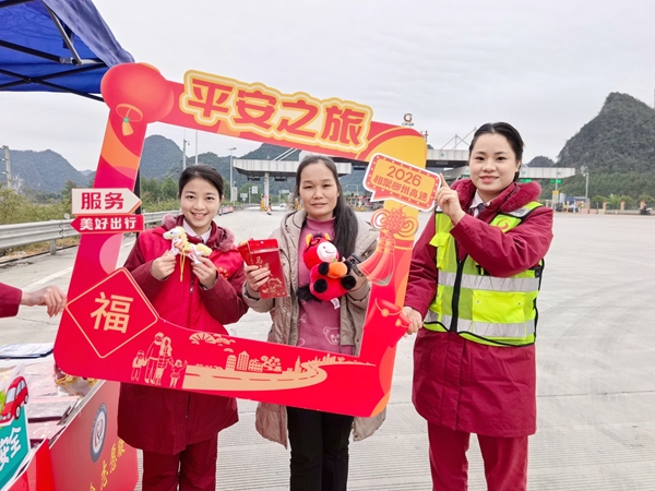 志愿者为归乡司乘送上新春祝福宣传行车安全知识。董灿云摄