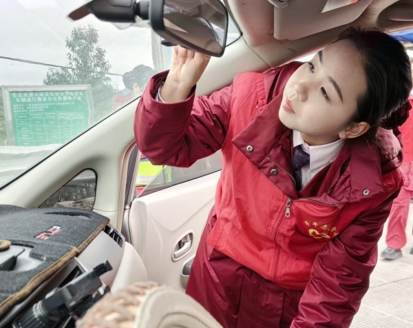 志愿者现场为司乘人员解决ETC通行问题。董灿云摄