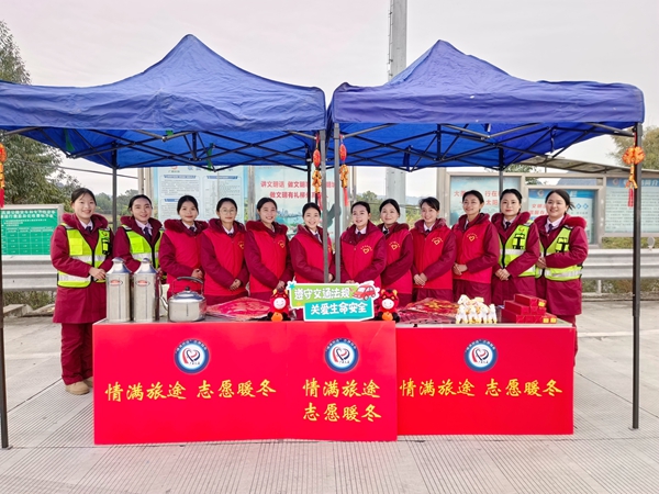 志愿者在太阳村收费站外广场设立“情满旅途”服务台。董灿云摄