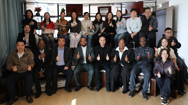 参加人员合影。广西大锰集团供图