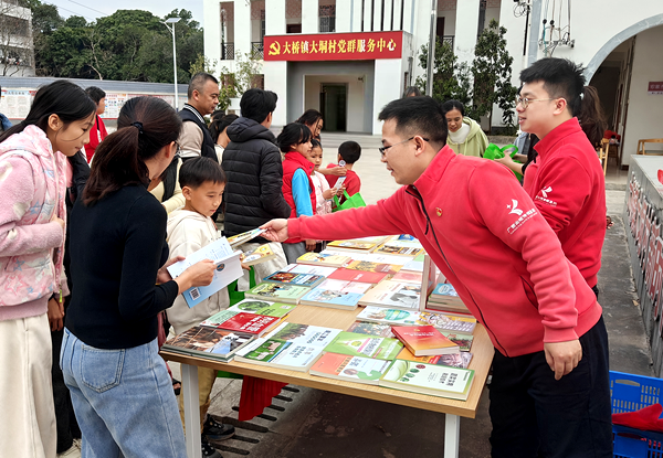 陆川新华书店在大桥镇大垌村委开展全民阅读活动。