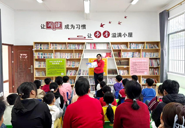 图2：陆川县新华书店工作人员在大桥镇大垌村农家书屋开展春节主题绘本课。